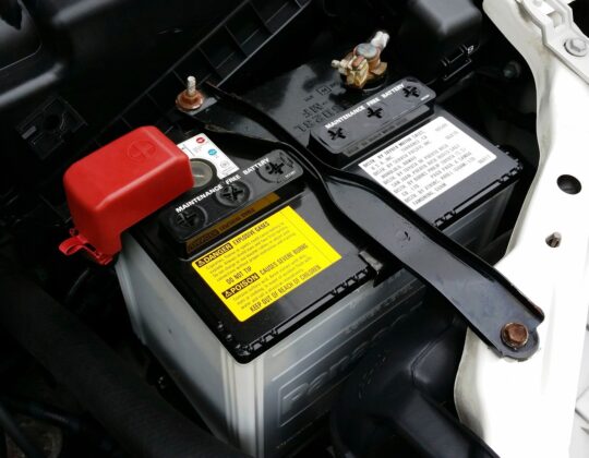 Cum să îți prelungești durata bateriei mașinii: sfaturi și trucuri utile