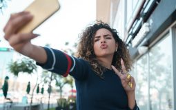 Cum să arăți bine în selfie-uri: sfaturi utile
